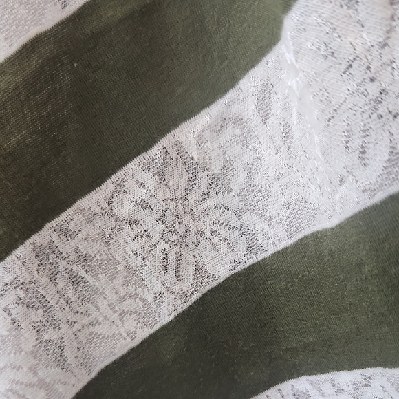 Asymmetrical Green and White Short Sleeve Blouse - Picture 3 of 10